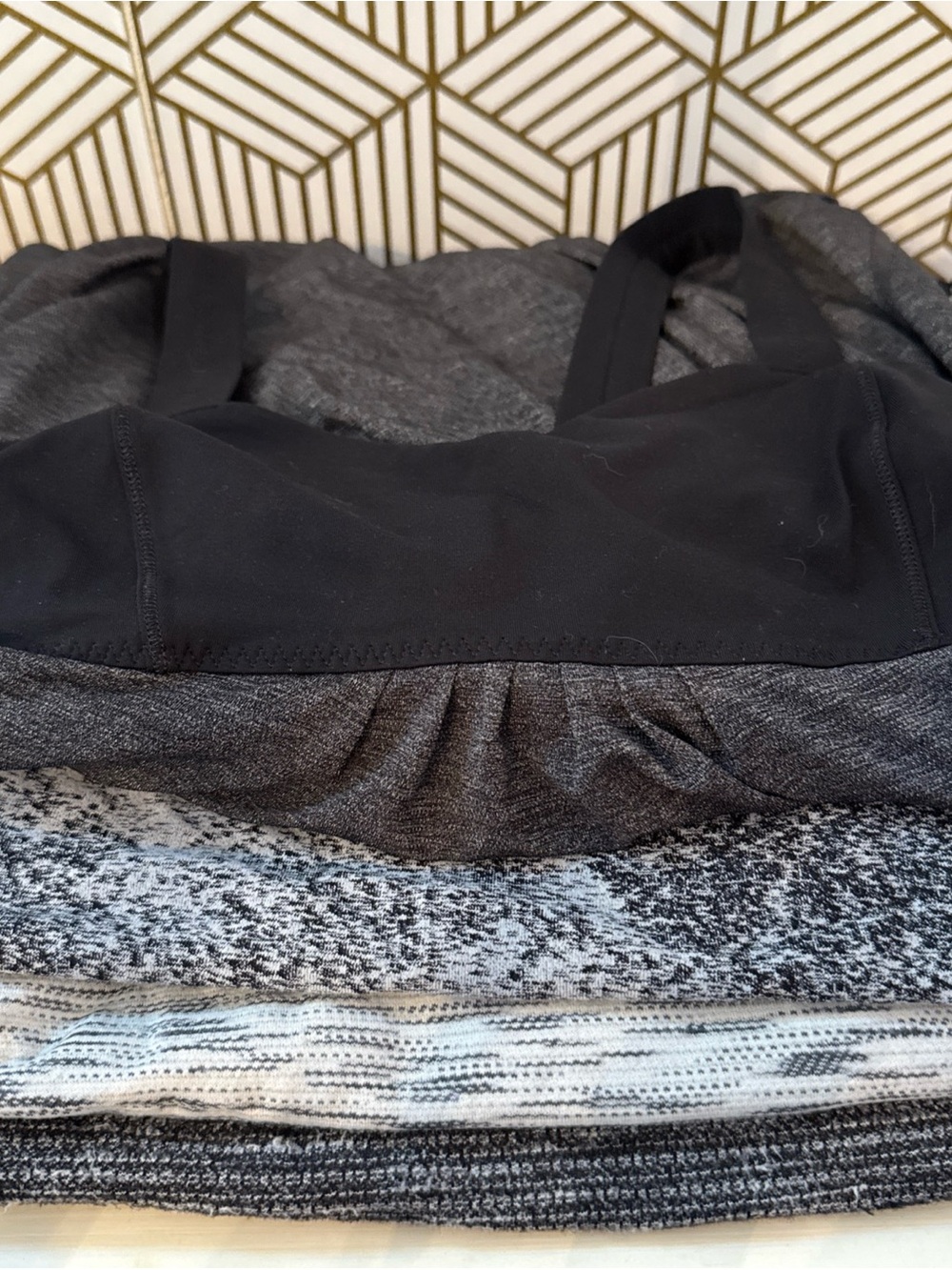 LuluLemon Women’s Size 4 Tank Top Tops Long Sleeve Gray & Black Active Wear Yoga